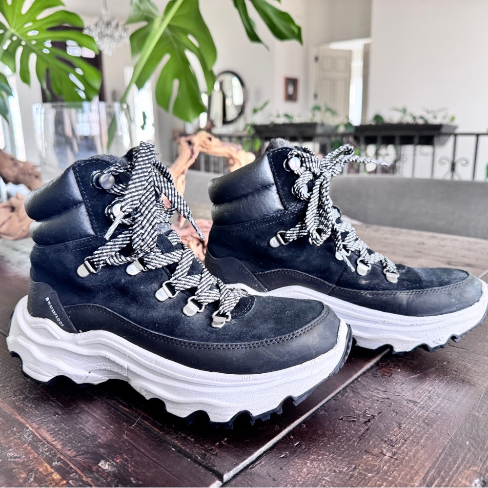 Sorel Kinetic Conquest sneaker boots  size 7.5 waterproof